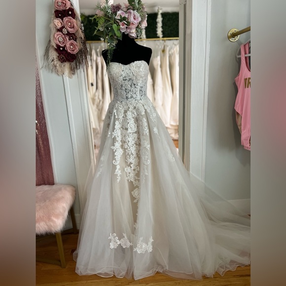 David’s Bridal Lave Wedding Dress - Picture 1 of 5